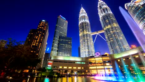 KLCC-PARK,-MALAYSIA---26.-Juli-2017:-Tag,-Nacht-Twin-Towers-und-KLCC-Park-Sinfonie-Brunnen-See-zeigen-jeden-Abend,-Wahrzeichen-Reise-Platz-von-Kuala-Lumpur,-Malaysia-4-K-Zeitraffer-(doly-Pan-erschossen)