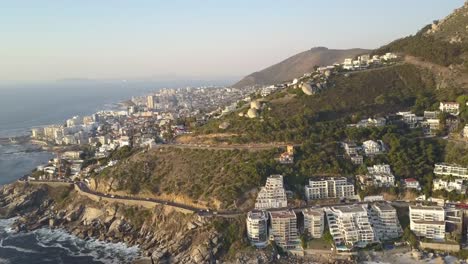 Luftaufnahmen-von-Clifton-Beach-entlang-der-Atlantikküste-und-Signal-Hill-in-Kapstadt