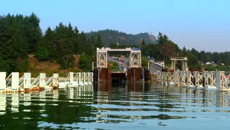 Muelle-de-ferry,-transporte-de-pequeños