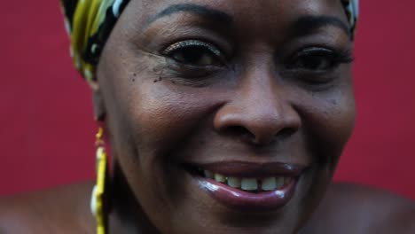 Retrato-de-feliz-descendiente-Afro---\"Baiana\"-en-calle-de-Pelourinho,-Salvador-de-Bahía,-Brasil