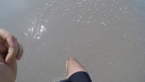 Männer-gehen-in-brasilianischen-Strand