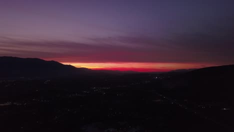 Video-de-arriba.-Vista-aérea-de-una-increíble-puesta-de-sol-detrás-de-las-montañas-italianas.