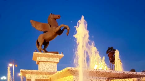 Corinto,-Grecia,-05-de-octubre-de-2017.-Hora-azul-de-la-estatua-de-Pegaso-en-Corinto-en-el-Peloponeso-en-Grecia.