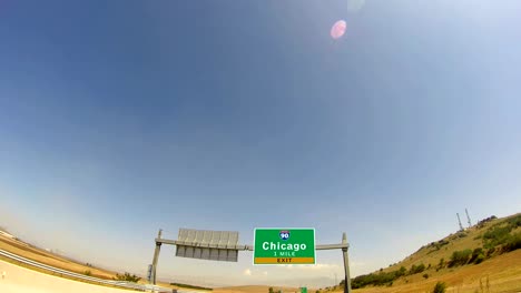 4-K-por-la-carretera/la-autopista,-tome-la-salida-en-la-señal-de-la-ciudad-de-Chicago,-Illinois