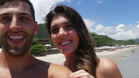 Couple-taking-a-selfie-in-the-beach