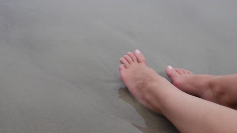 Frau,-die-in-brasilianischen-Strand