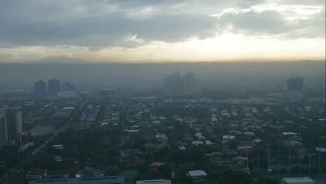 Lapso-de-tiempo-del-tráfico-y-el-paisaje-urbano-en-Manila