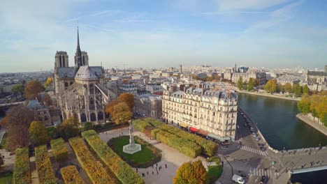 Vista-aérea-de-París-con-la-Catedral-de-Notre-Dame