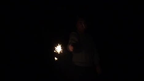 Junge-Mädchen-spielt-mit-Feuerwerk