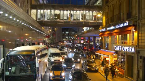 iluminación-nocturna-de-Francia-dos-pisos-paris-bus-galeries-lafayette-atestado-tráfico-panorama-calle-4k