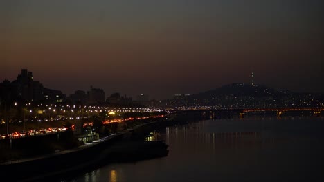 Ciudad-noche-puesta-de-sol-vista-de-la-carretera-Time-lapse