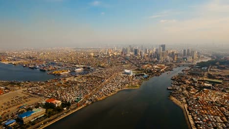 Luftbild-Stadt-mit-Wolkenkratzern-und-Gebäuden.-Philippinen,-Manila,-Makati