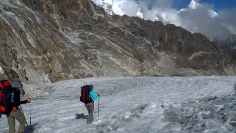 Girls-mountaineers-in-the-Himalayas