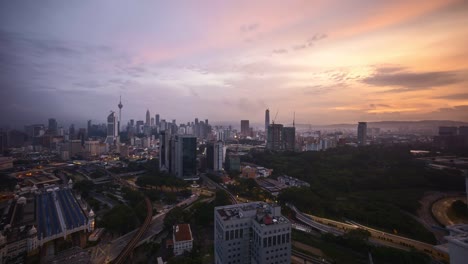 Espectacular-salida-del-sol-sobre-el-horizonte-de-la-ciudad-de-Kuala-Lumpur