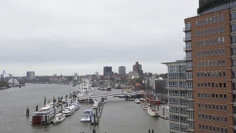 Blick-von-oben-auf-die-Elbphilharmonie-der-Elbe-und-den-Hafen-in-Hamburg