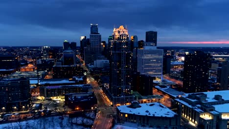 Straßenüberführung-Stadtzentrum-von-Minneapolis-in-der-Nacht---Luftbild-vom-Mississippi