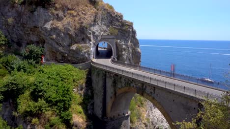 Strasse-der-Amalfiküste,-Italien