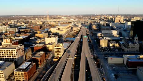 Vista-aérea-de-ciudad-estadounidense-en-la-madrugada.-Edificios-de-gran-altura,-autopista,-Bahía.--Mañana-soleada.-Milwaukee,-Wisconsin,-Estados-Unidos