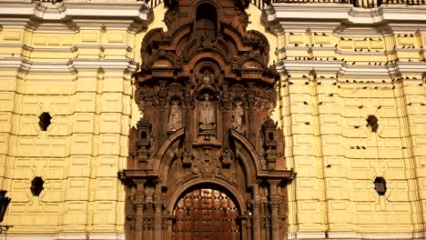 cerca-de-los-detalles-arquitectónicos-del-monasterio-san-francisco-en-lima