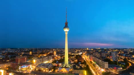 Día-de-skyline-de-la-ciudad-de-Berlín-para-timelapse-noche-en-alexanderplatz-con-la-torre-de-televisión-de-Berlín-(Berliner-Fernsehturm),-lapso-de-tiempo-de-4K-de-Berlín,-Alemania