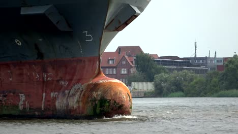 Culbous-Bogen-vom-Containerschiff,-Hafen-Hamburg,-Schutz,-Rammschutz,-4K-ram