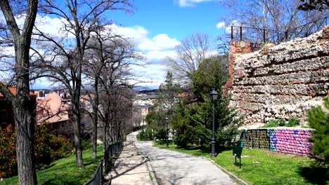 Wanderweg-auf-dem-Platz.-Madrid.-Spanien.