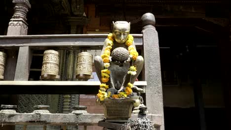 Antigua-estatua-en-la-Plaza-Durbar-de-Patan,-Valle-de-Katmandú,-Nepal.