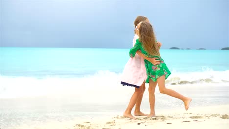 Adorable-niña-con-un-montón-de-diversión-en-playa-tropical-tocando-juntos