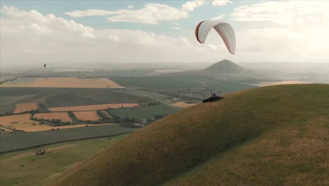 Atleta-paraglider-vuela-en-su-parapente-junto-a-las-golondrinas.-Seguimiento-desde-los-aviones-no-tripulados