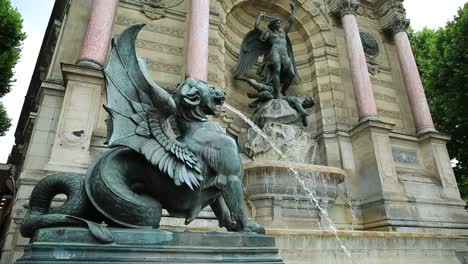 Fontaine-Saint-Michel-de-París