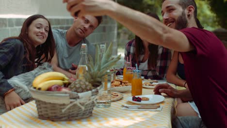 Grupo-de-amigos-haciendo-el-desayuno-al-aire-libre-en-un-paisaje-tradicional.-filmada-en-cámara-lenta