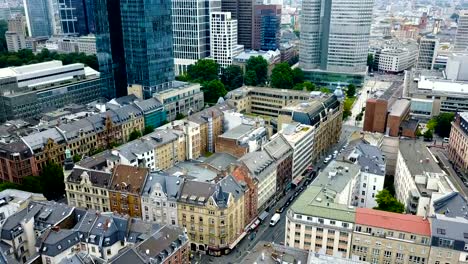 Luftaufnahme-der-Business-Area-in-der-Frankfurter-City-mit-Wolkenkratzern