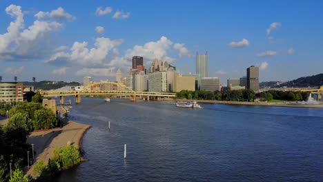 Langsam-nach-vorne-Luft-Wide-Shot-der-Sommer-Pittsburgh-Skyline