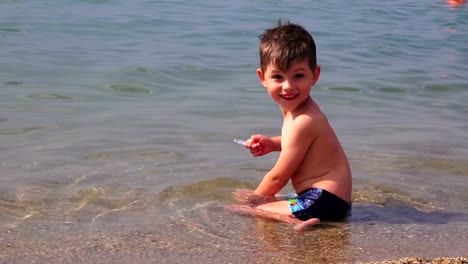 Niño-en-una-playa-de-mar