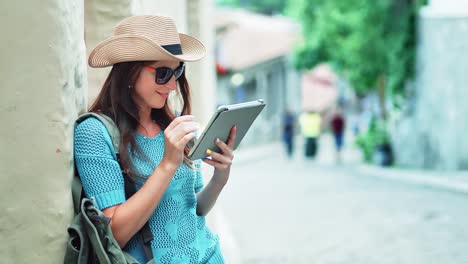 Frau-Reisender-auf-der-Suche-auf-Karte-mit-Tablet-PC-oder-digitalen-elektronischen-GPS-navigation