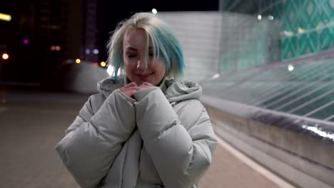 Young-beautiful-woman-looking-around-and-walking-on-square,-City-at-night