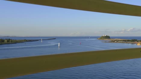 Nobbys-Kopf-gesehen-durch-die-Gitterstäbe-des-Queens-Wharf-Tower-in-Newcastle,-Australien