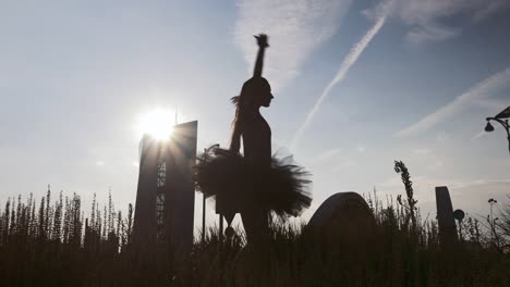 Ballerina-tanzen-Silhouette-und-Stadt-Hintergrund