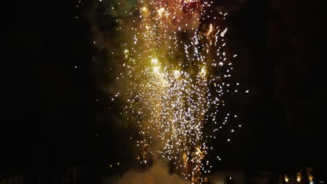 Serie-de-fuegos-artificiales-lanzamiento-directamente-delante-de-la-cámara-en-cámara-lenta