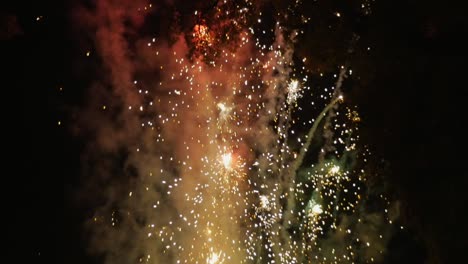 Slow-Motion-Feuerwerk-explodiert-in-den-Himmel-während-der-mexikanische-Unabhängigkeitstag