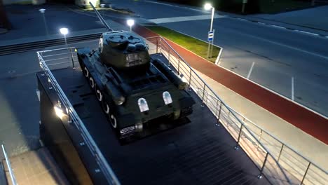 T-34-Soviética-ejército-mediano-batalla-tanque-de-monumento-por-la-noche