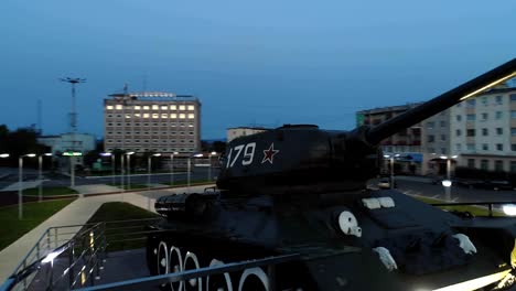 T-34-Soviética-ejército-mediano-batalla-tanque-de-monumento-por-la-noche