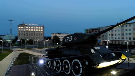 T-34-Soviética-ejército-mediano-batalla-tanque-de-monumento-por-la-noche