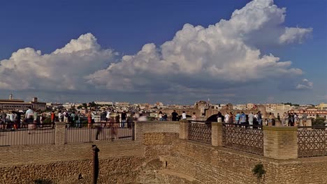 Lapso-de-tiempo.-Panorámica-vista-de-la-capital-italiana,-Roma.-Filmado-desde-la-colina-del-Palatino