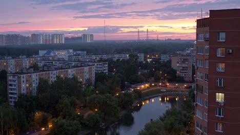 Städtischen-Wohngebiet-der-Stadt-Moskau.-Abend,-schönen-Himmel