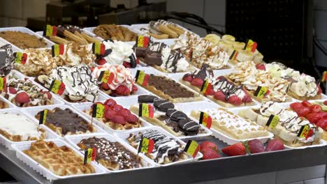 Anzeige-der-frische-belgische-Waffeln-klein-mit-Fahnen-in-Brüssel