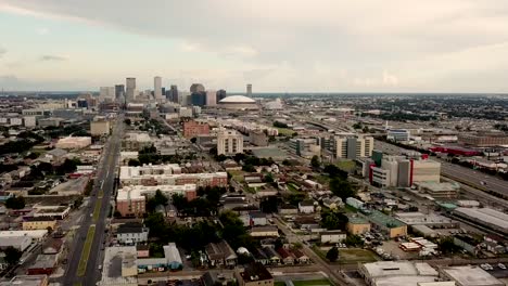 Vista-aérea-tráfico-de-hora-punta-se-mueve-a-lo-largo-de-la-carretera-interestatal-ejecutando-a-través-de-New-Orleans-Louisiana