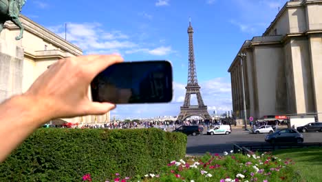 Punto-de-vista-de-la-toma-un-selfie-ver-en-Torre-Eiffel-de-París-en-cámara-lenta-de-4K-60fps