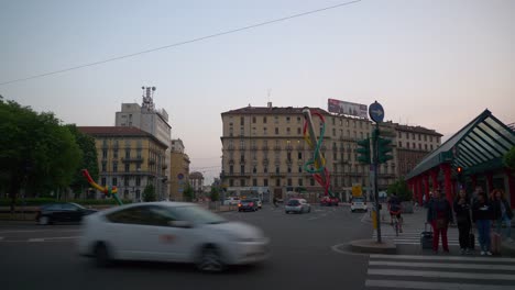 Twilight-Zeit-Mailand-berühmten-Stadtverkehr-Straße-Zebrastreifen-Panorama-4k-Italien