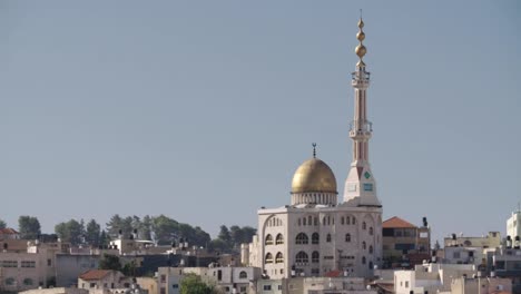 Überblick-über-eine-arabische-Stadt-in-Israel-mit-einer-großen-Moschee-erhebt-sich-über